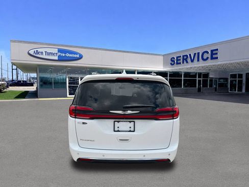 Used 2022 Chrysler Pacifica Touring-L w/ Uconnect Theater Family Group FWD image 6