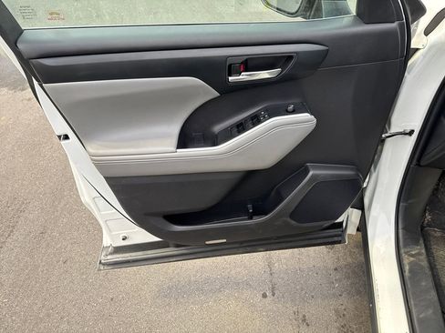 Used 2020 Toyota Highlander XLE image 16