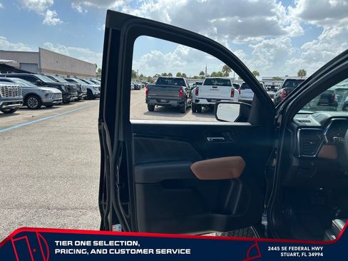 Certified 2023 GMC Canyon AT4 w/ AT4 Premium Package AWD/4WD image 11