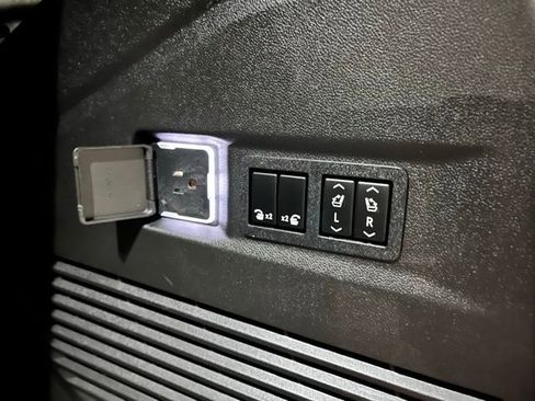 Used 2022 GMC Yukon Denali w/ Denali Premium Package image 9