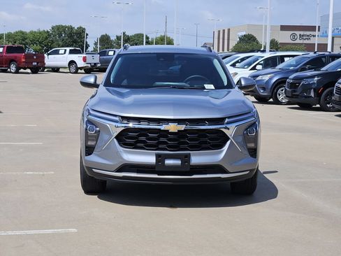 Used 2025 Chevrolet Trax LT w/ Driver Confidence Package FWD image 2