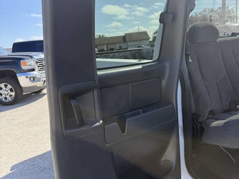 Used 2006 Chevrolet Silverado 1500 LT w/ Onstar Plus Package RWD image 8
