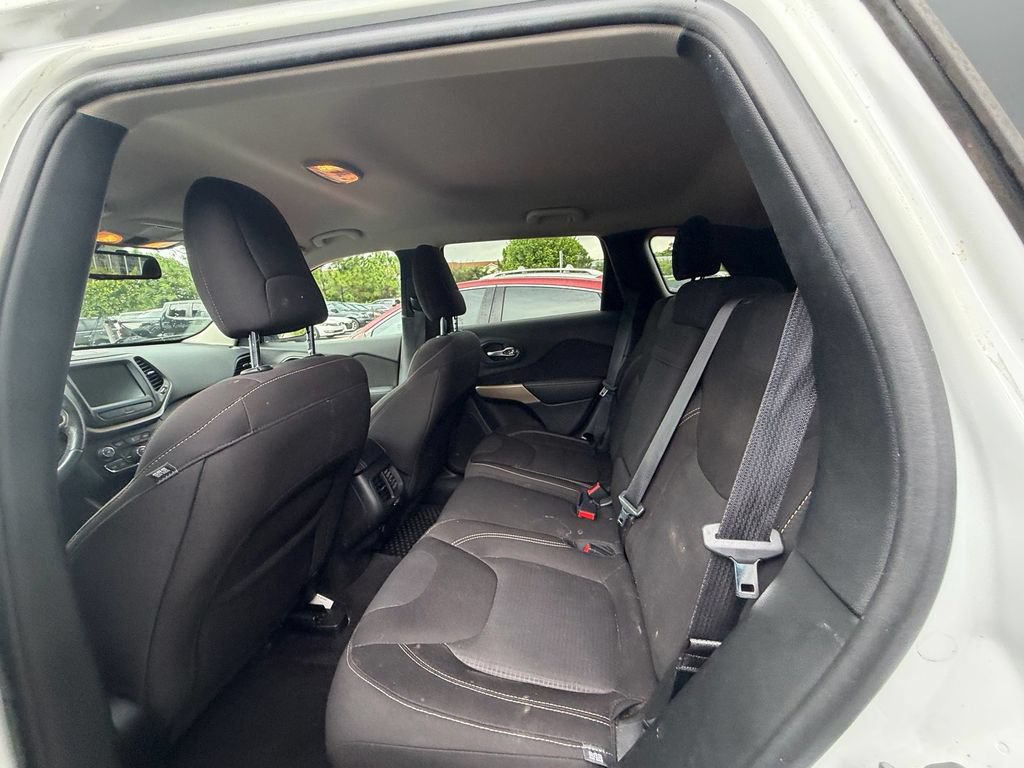 Used 2017 Jeep Cherokee Latitude w/ Cold Weather Group AWD/4WD image 8