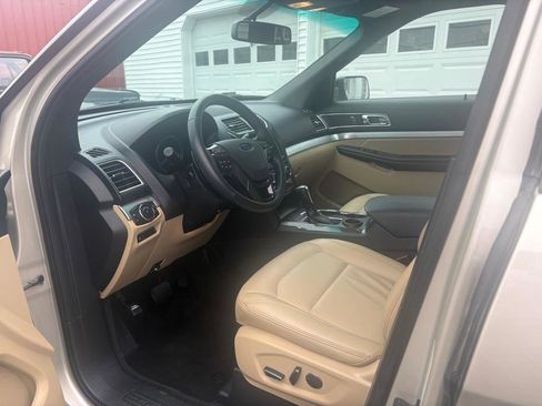 Used 2017 Ford Explorer XLT w/ Equipment Group 202A image 10