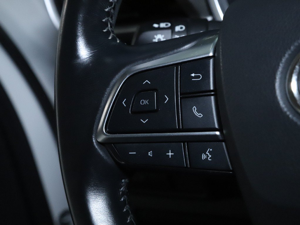 Used 2021 Toyota Highlander XLE AWD/4WD image 24