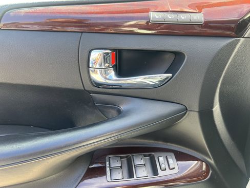 Used 2013 Lexus LX 570 4WD w/ Luxury Pkg image 12