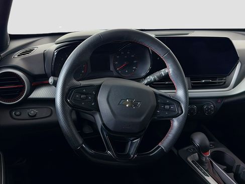 Used 2025 Chevrolet Trax RS w/ Sunroof Package FWD image 18