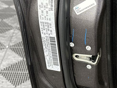 Used 2019 Jeep Cherokee Limited image 12