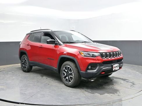 Used 2025 Jeep Compass Trailhawk AWD/4WD image 4