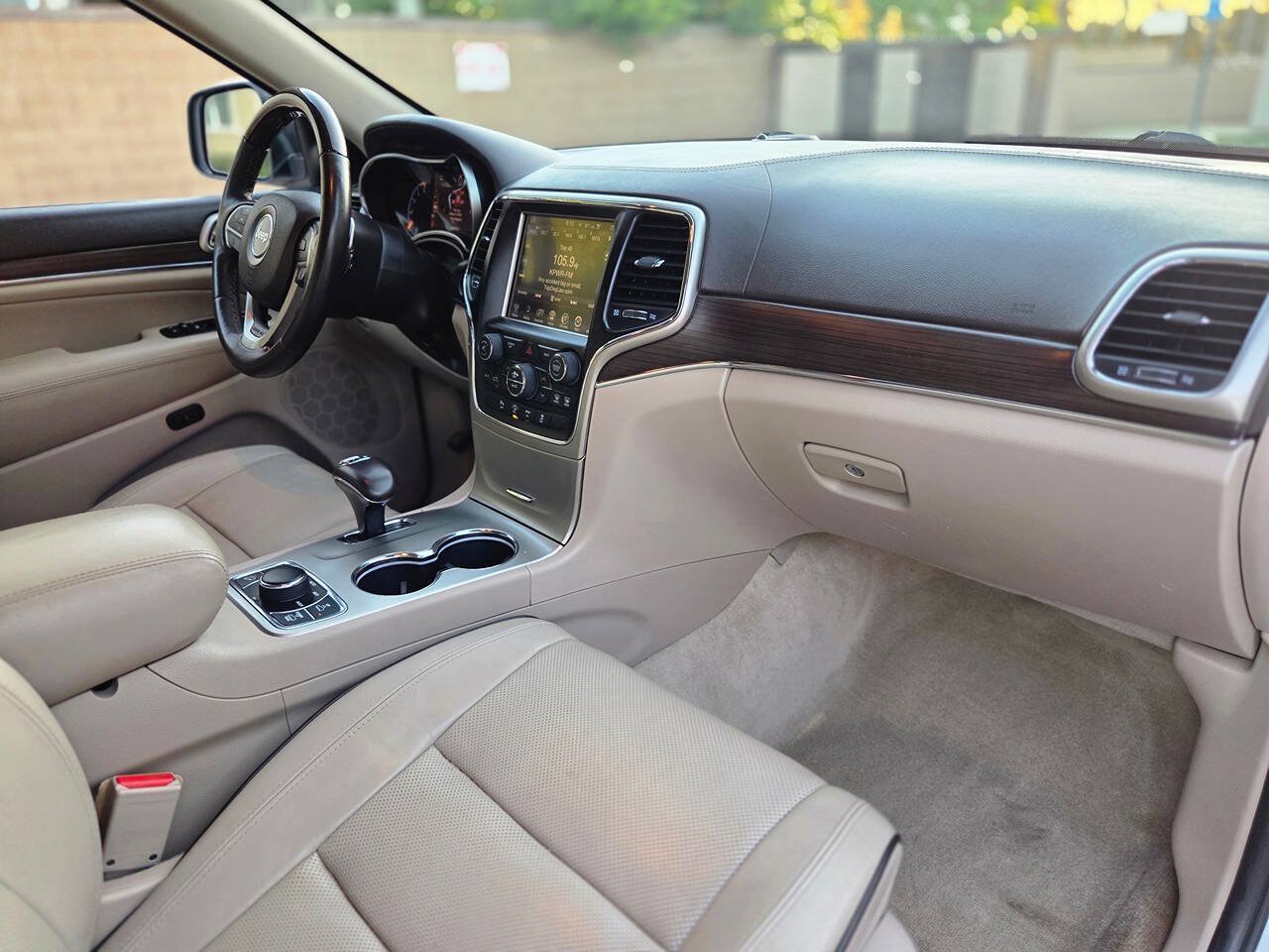 Used 2015 Jeep Grand Cherokee Overland w/ Advanced Technology Group AWD/4WD image 25