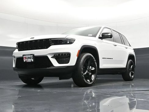 Used 2025 Jeep Grand Cherokee Limited w/ Black Appearance Package AWD/4WD image 64