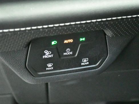 Used 2025 Volkswagen Atlas SE FWD image 15