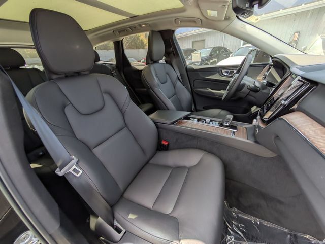 Certified 2022 Volvo XC60 B5 Momentum FWD image 30