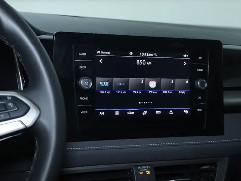 Certified 2025 Volkswagen Taos SE image 27