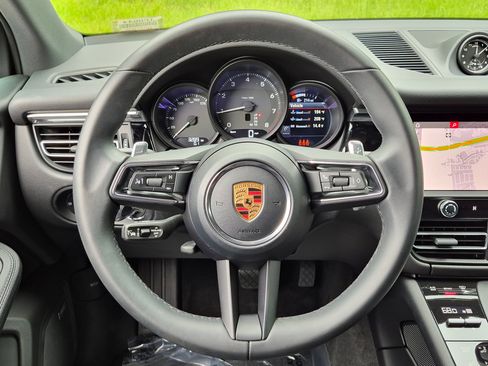 Certified 2026 Porsche Macan AWD/4WD image 8