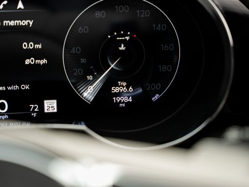 Used 2021 Bentley Bentayga Plug-In Hybrid AWD/4WD image 46