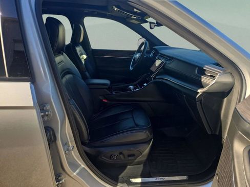 Used 2022 Jeep Grand Cherokee Overland image 16