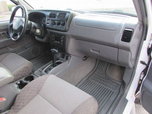 Used 2000 Nissan Xterra XE RWD image 32