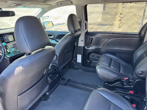 Used 2017 Toyota Sienna SE w/ SE Preferred Package FWD image 22