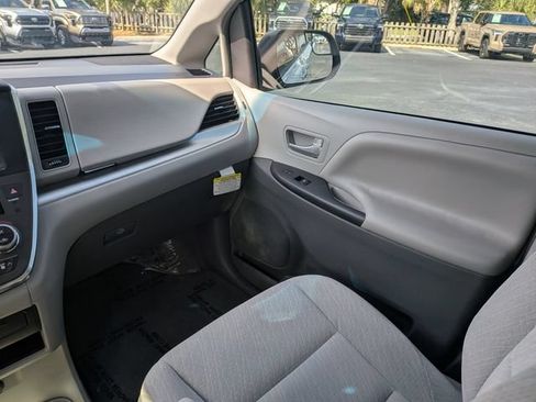 Used 2017 Toyota Sienna LE FWD image 18