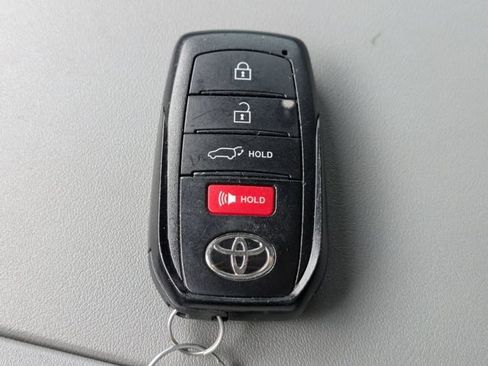 Used 2024 Toyota Highlander XLE FWD image 45