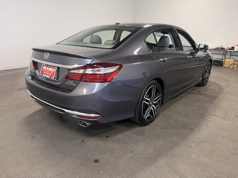 Used 2017 Honda Accord Touring image 3