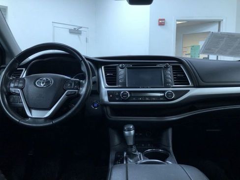 Used 2019 Toyota Highlander XLE image 17