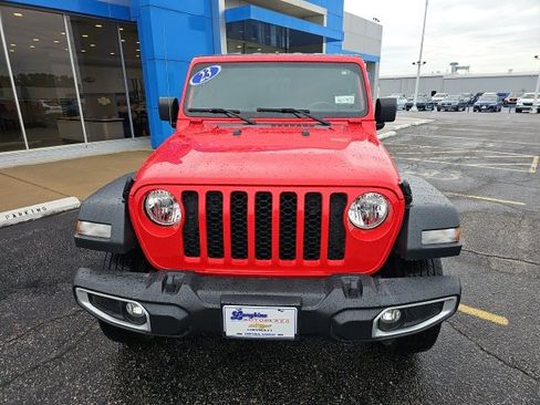 Used 2023 Jeep Gladiator Sport image 2
