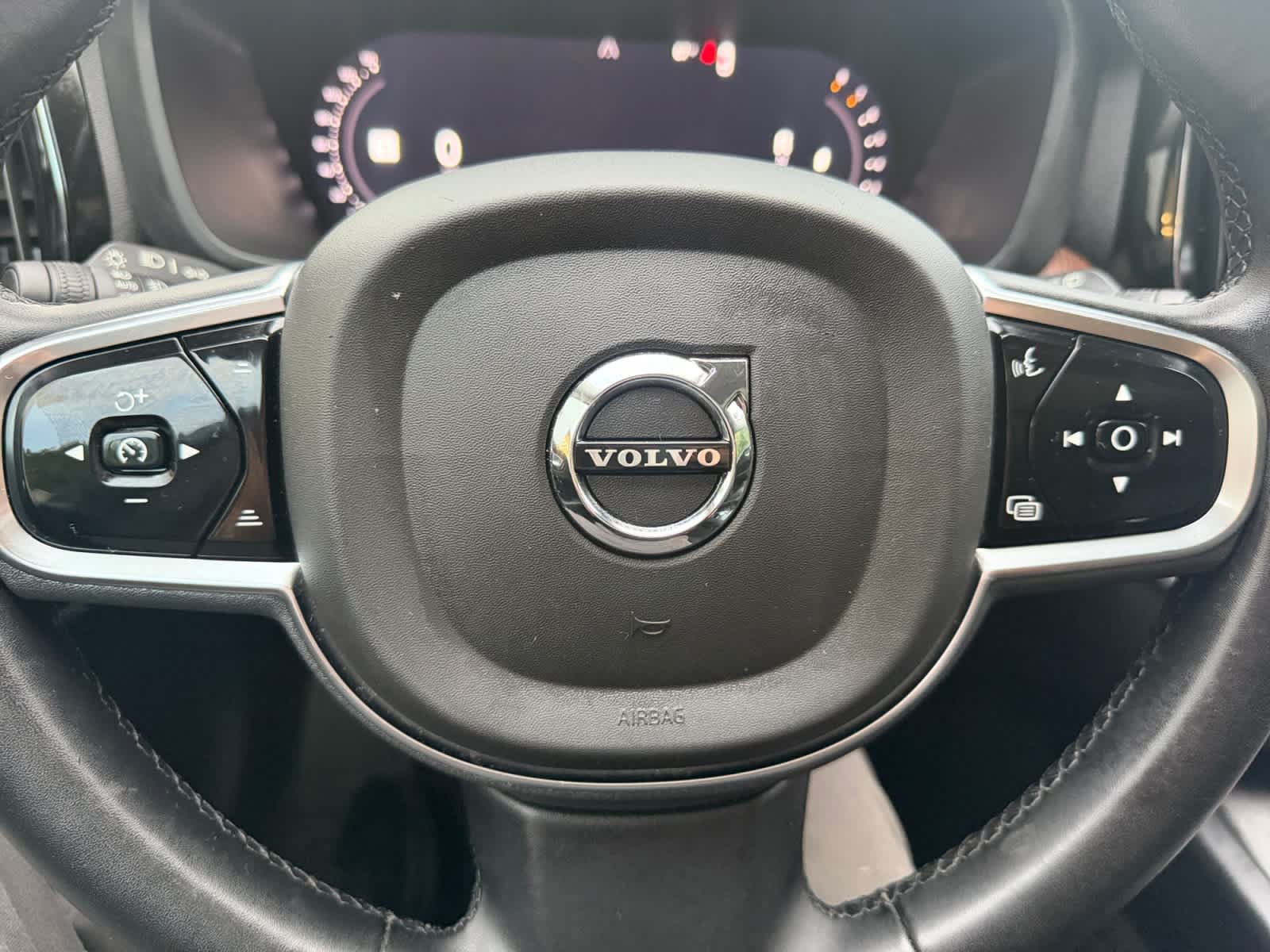 Used 2023 Volvo XC60 B5 Plus AWD/4WD image 25