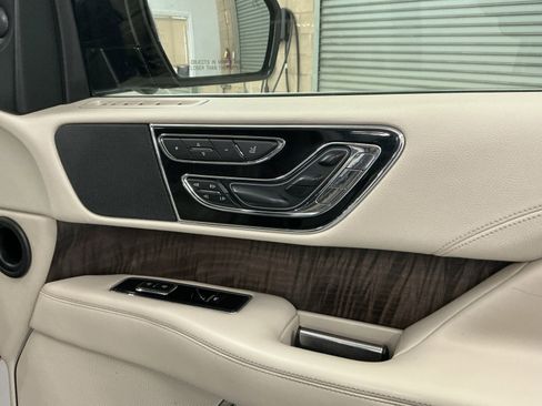 Used 2018 Lincoln Navigator Select w/ Technology Package image 13