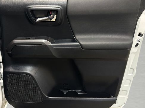 Used 2018 Toyota Tacoma SR5 AWD/4WD image 14