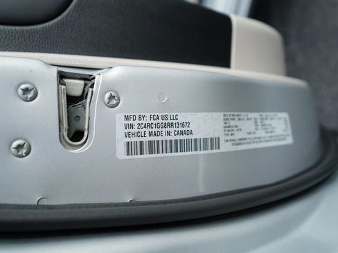 Used 2024 Chrysler Pacifica Limited image 41