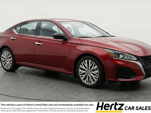 Used 2025 Nissan Altima 2.5 SV image 1