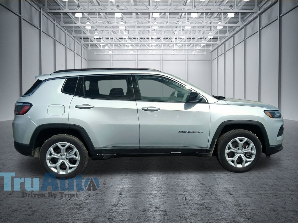 Used 2024 Jeep Compass Latitude AWD/4WD image 8