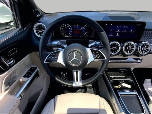 Used 2024 Mercedes-Benz GLB 250 4MATIC image 6