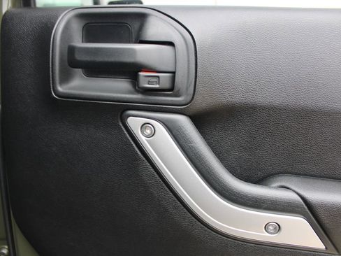 Used 2015 Jeep Wrangler Unlimited Rubicon w/ Connectivity Group image 46