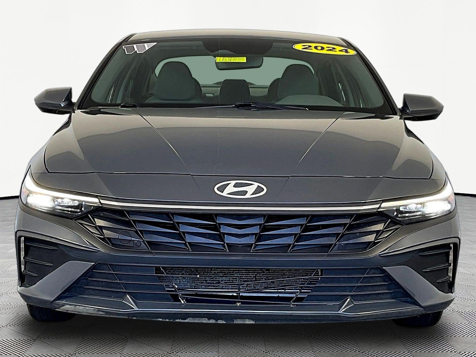 Used 2024 Hyundai Elantra SE FWD image 2