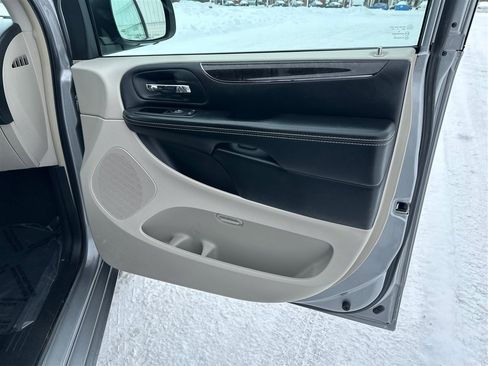 Used 2016 Chrysler Town & Country LX image 19