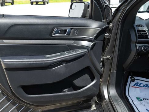 Used 2018 Ford Explorer XLT w/ Equipment Group 201A FWD image 12
