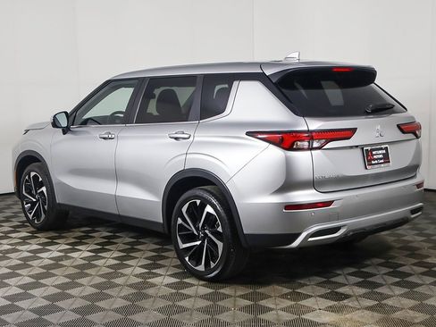 Used 2024 Mitsubishi Outlander SE image 11