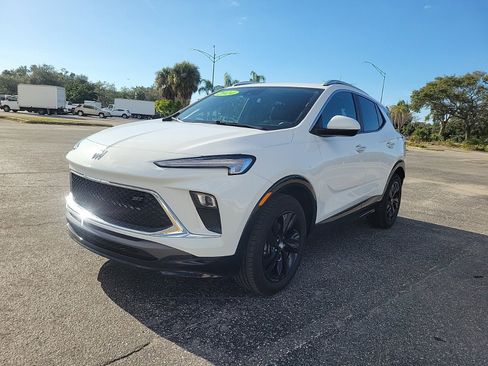 Used 2024 Buick Encore GX Sport Touring image 2