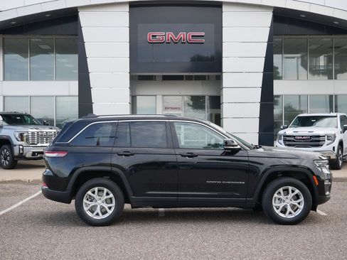 Used 2023 Jeep Grand Cherokee Limited AWD/4WD image 2
