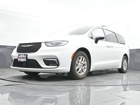 Used 2023 Chrysler Pacifica Touring-L FWD image 31