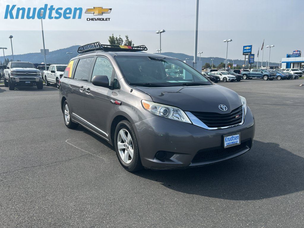 Used 2013 Toyota Sienna LE w/ Towing Pkg FWD image 1