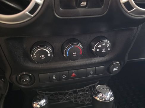 Used 2015 Jeep Wrangler Unlimited Rubicon AWD/4WD image 18