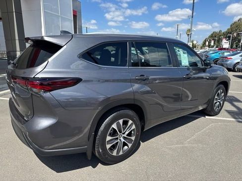 Certified 2024 Toyota Highlander XLE FWD image 8