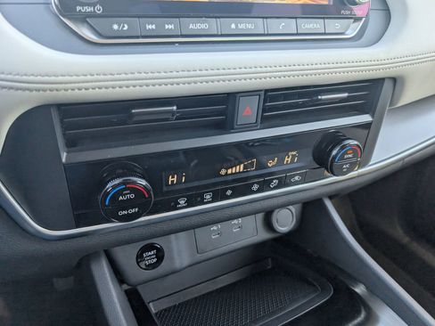 Used 2025 Nissan Rogue SV image 16