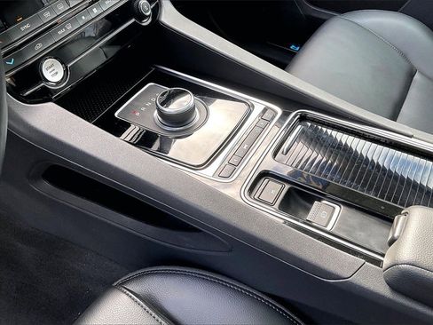 Used 2020 Jaguar F-PACE Premium image 18