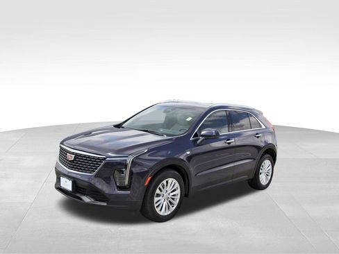 Used 2024 Cadillac XT4 Luxury w/ Cold Weather Package FWD image 2