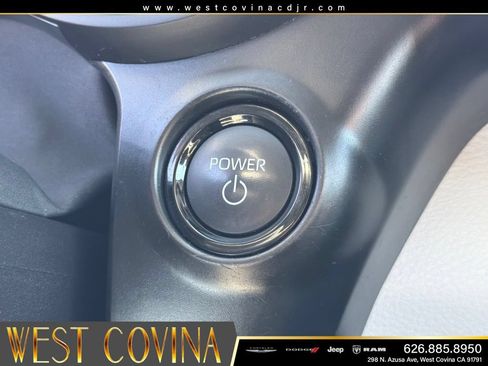 Used 2025 Toyota Sienna LE FWD image 31